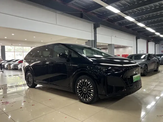 Xpeng X9 — Фото автомобиля 3