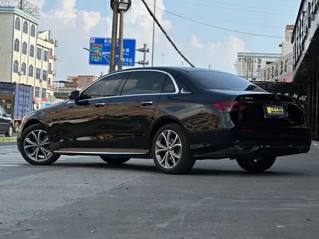Mercedes-Benz E-Class — Фото автомобиля 4