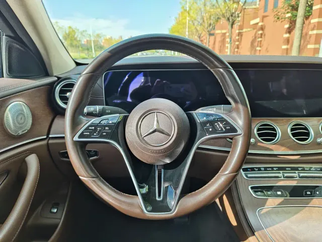 Mercedes-Benz E-Class — Фото автомобиля 5