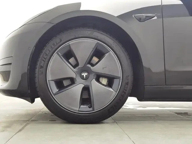 Tesla Model 3 — Фото автомобиля 17