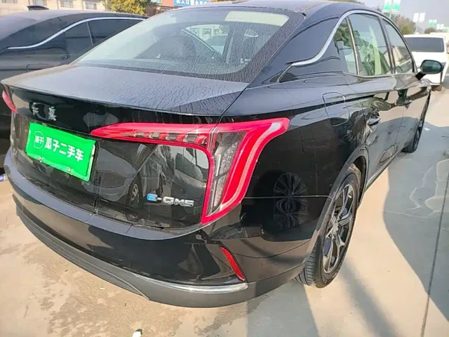 Hongqi E-QM5 — Фото автомобиля 7