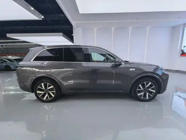 Li Auto L8 — Фото автомобиля 4