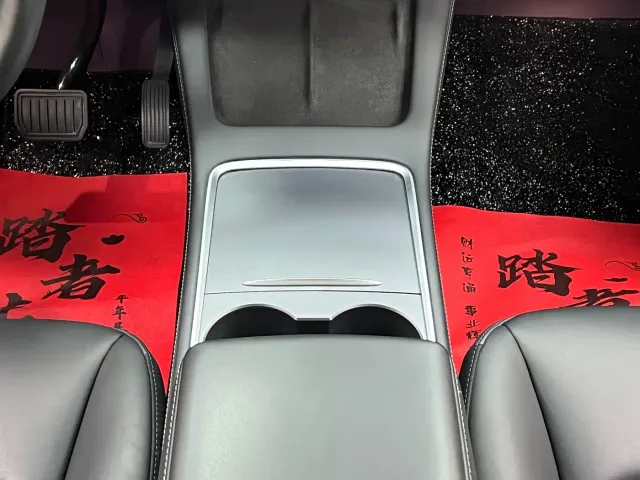 Tesla Model Y — Фото автомобиля 26