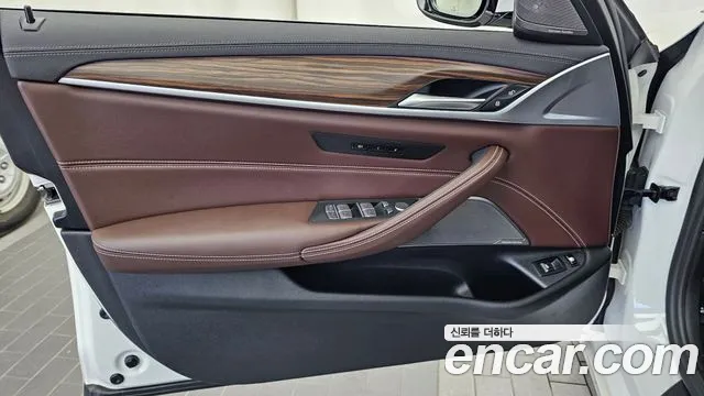 BMW 5-Series — Фото автомобиля 24