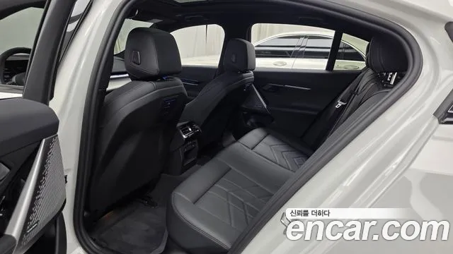 BMW 5-Series — Фото автомобиля 26