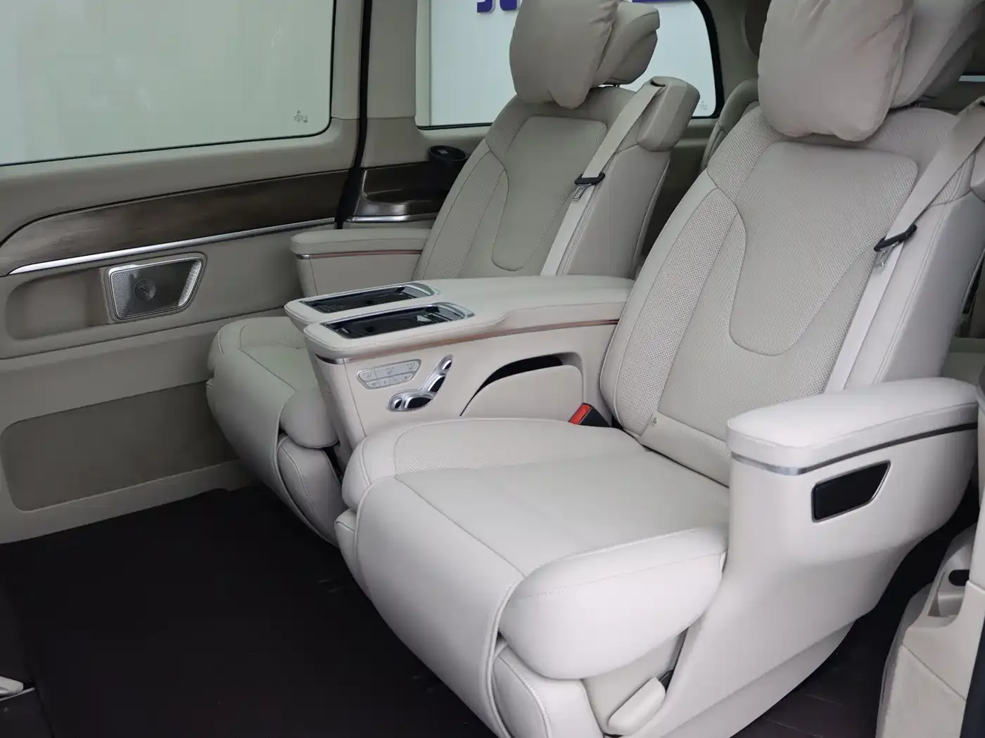 Mercedes-Benz Mercedes-Benz V-Class 2022 V 260 L Long Wheelbase Luxury Edition — Фото автомобиля 15