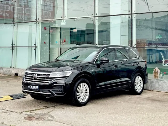 Фотография автомобиля — Volkswagen Touareg
