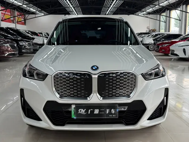 BMW iX1 — Фото автомобиля 2