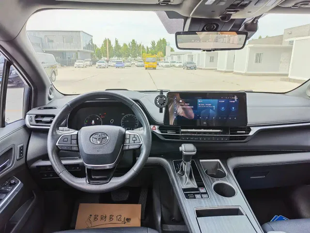 Toyota Toyota Sienna 2021 2.5L Hybrid Platinum Edition — Фото автомобиля 7
