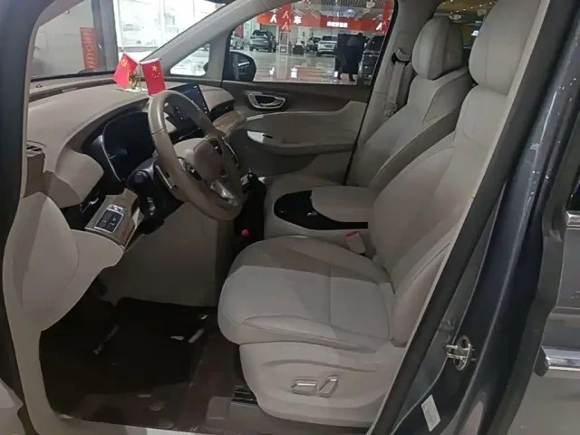 Roewe iMAX8 — Фото автомобиля 14