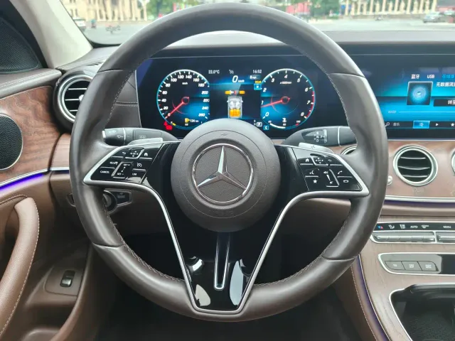 Mercedes-Benz E-Class — Фото автомобиля 21