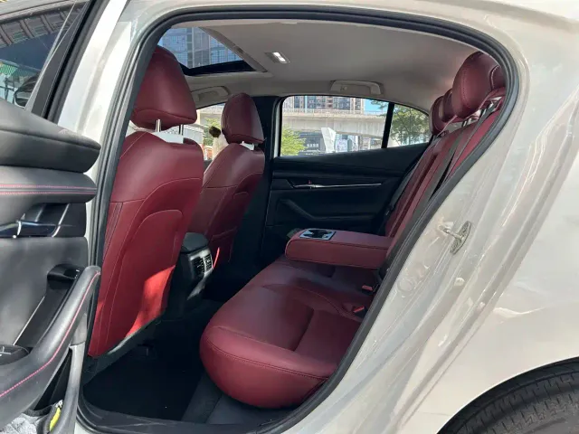 Mazda Axela — Фото автомобиля 5