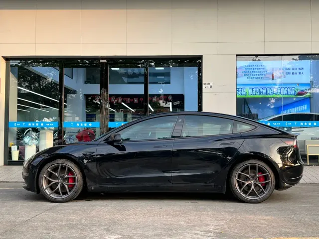 Tesla Model 3 — Фото автомобиля 2