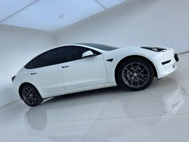 Tesla Model 3 — Фото автомобиля 12