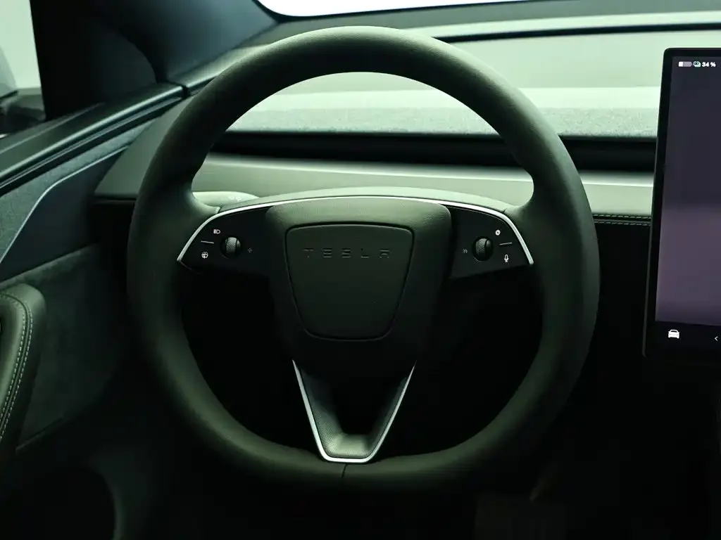 Tesla Model Y L 2025 Facelift Long Range AWD — Фото автомобиля 15
