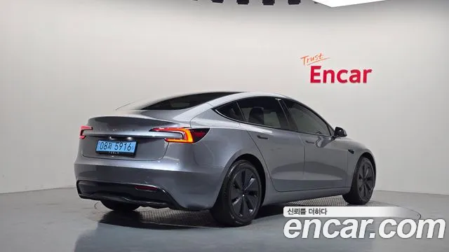 Tesla Model 3 — Фото автомобиля 2