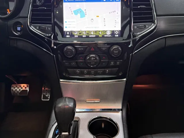 Jeep Grand Cherokee — Фото автомобиля 15