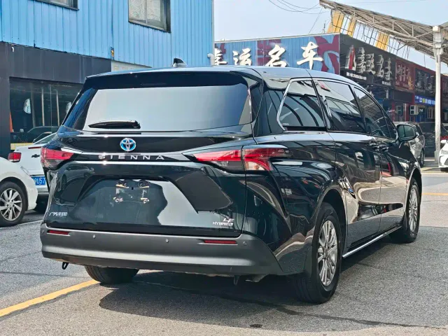 Toyota Sienna — Фото автомобиля 10