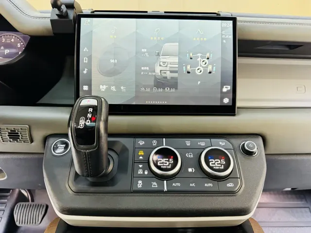Land Rover Defender — Фото автомобиля 11