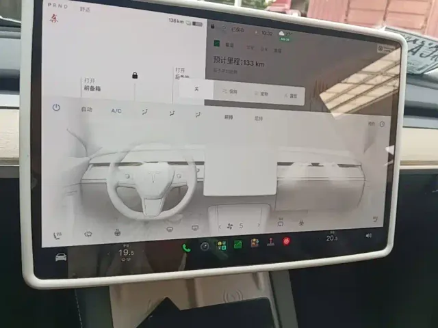 Tesla Model Y — Фото автомобиля 12