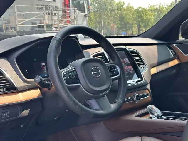 Volvo XC90 — Фото автомобиля 6