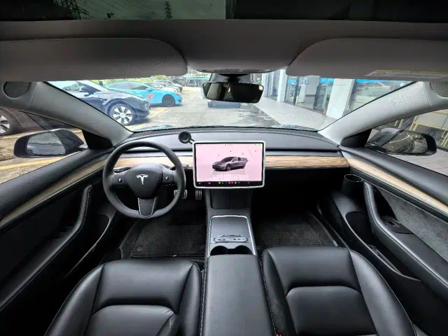 Tesla Model 3 — Фото автомобиля 6
