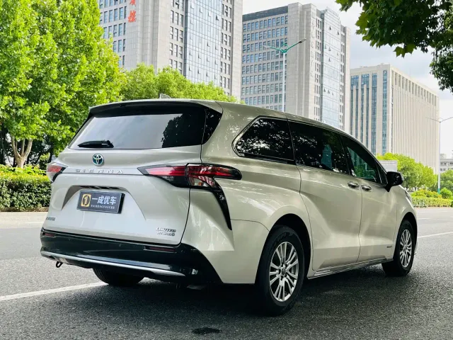 Toyota Sienna — Фото автомобиля 4