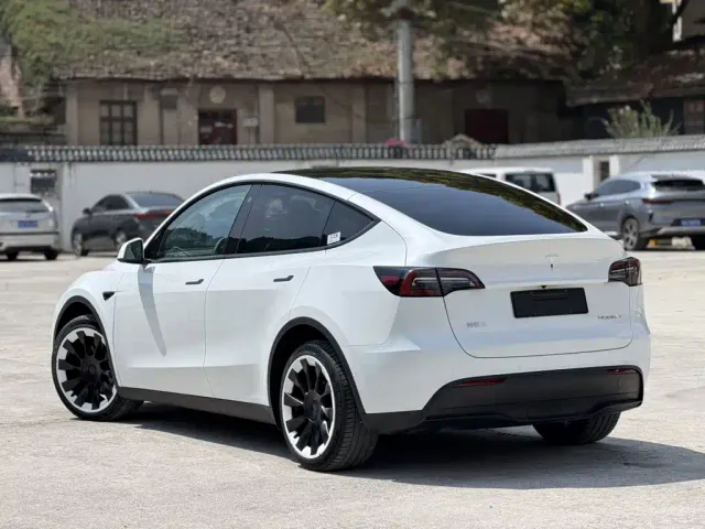 Tesla Model Y — Фото автомобиля 4