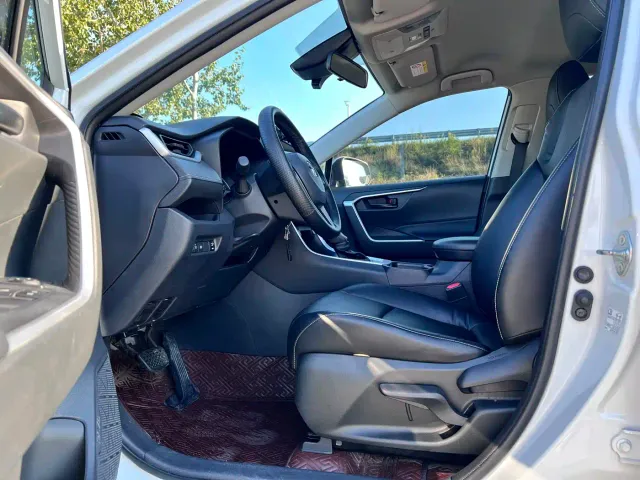 Toyota RAV4 — Фото автомобиля 7