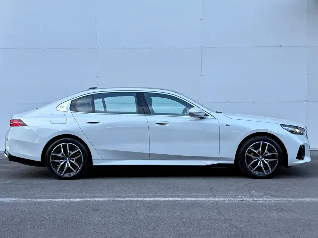 BMW i5 — Фото автомобиля 12