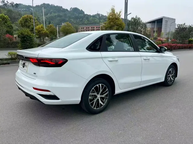 Geely Emgrand — Фото автомобиля 9