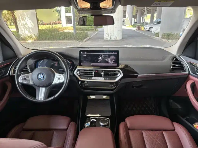 BMW iX3 — Фото автомобиля 9