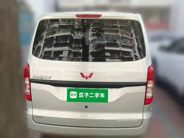 Wuling Hongguang V — Фото автомобиля 3