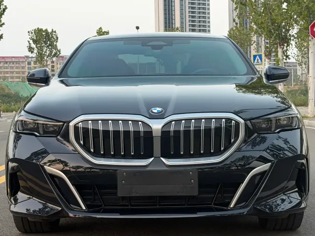 BMW BMW 5 Series 2024 525Li M Sport Package — Фото автомобиля 2
