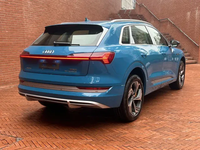 Audi e-tron — Фото автомобиля 7