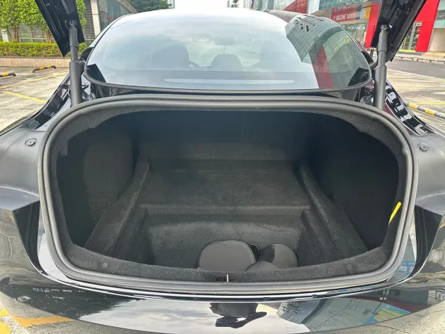 Tesla Model 3 — Фото автомобиля 15