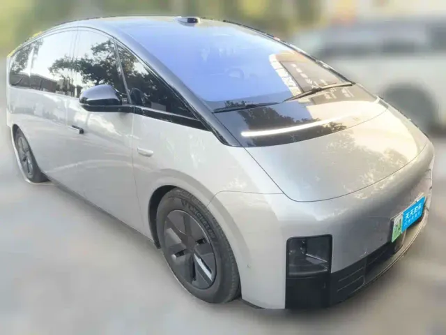 Li Auto MEGA — Фото автомобиля 3