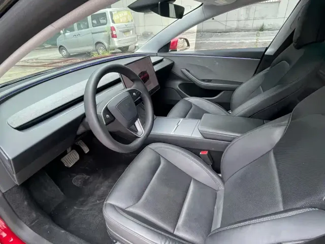 Tesla Model 3 — Фото автомобиля 4