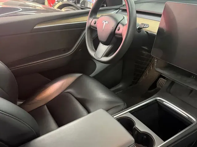 Tesla Model Y — Фото автомобиля 12