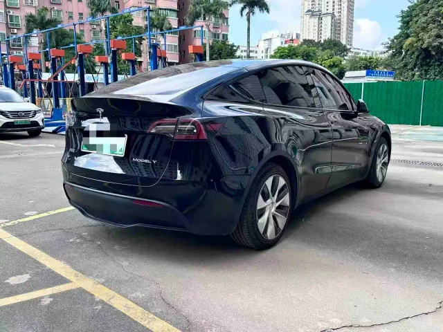 Tesla Model Y — Фото автомобиля 6