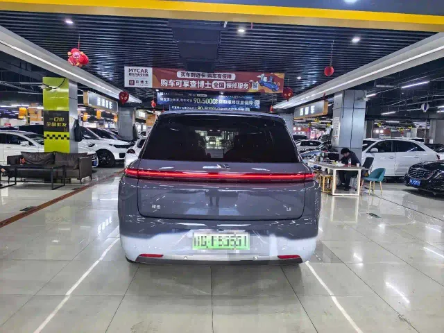 Li Auto L8 — Фото автомобиля 8