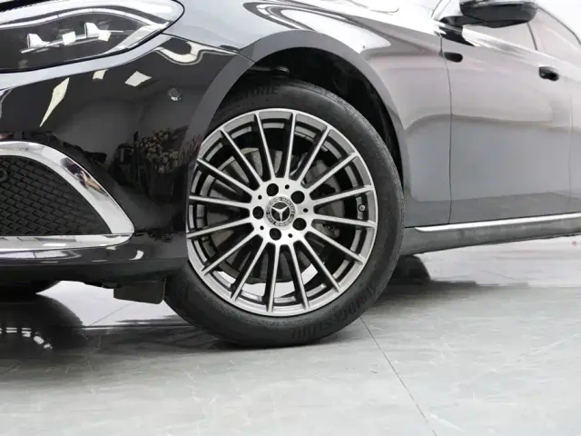 Mercedes-Benz E-Class — Фото автомобиля 3