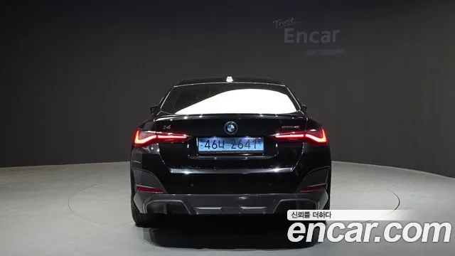 BMW i4 — Фото автомобиля 4