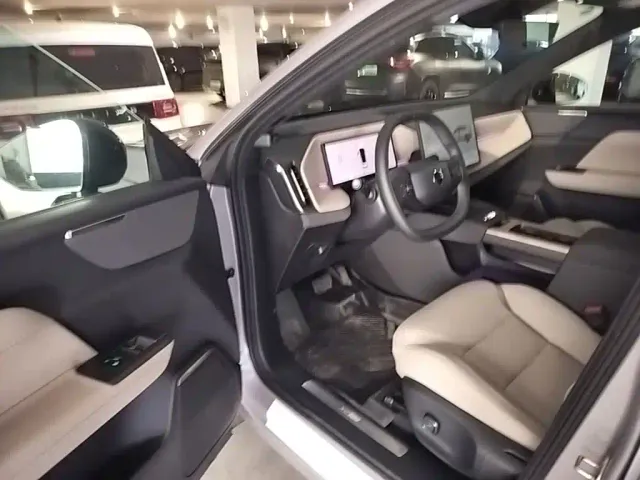 Volvo XC70 Plug-in Hybrid — Фото автомобиля 15