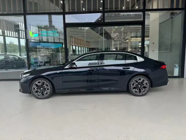 BMW 5 Series — Фото автомобиля 3