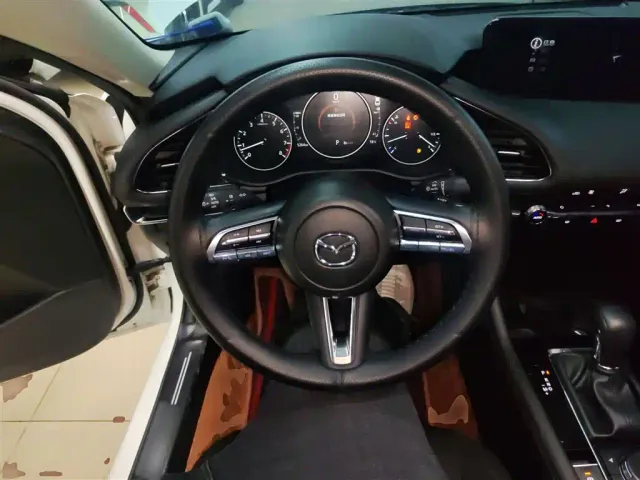Mazda Axela — Фото автомобиля 10