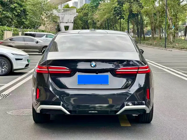 BMW 5 Series — Фото автомобиля 3