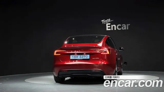 Tesla Model 3 — Фото автомобиля 4
