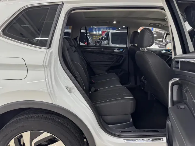 Volkswagen Tiguan L — Фото автомобиля 12