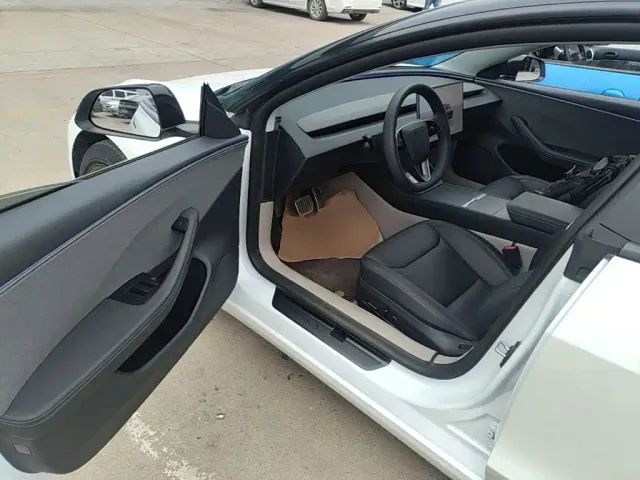 Tesla Model 3 — Фото автомобиля 15
